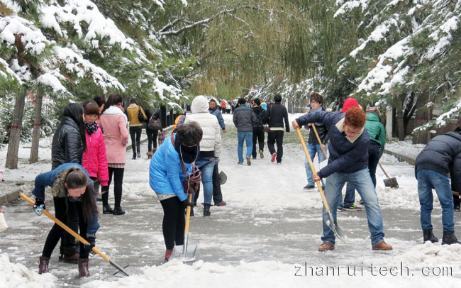 銷售團(tuán)隊(duì)馬路除雪留念 銷售團(tuán)隊(duì)馬路除雪留念
